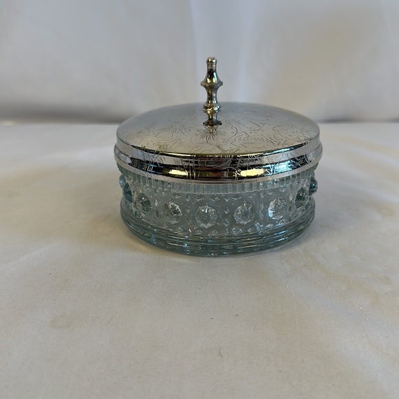 Victorian Trading Co Glass Powder/Trinket Box Silver Tone Lid - Picture 3 of 16